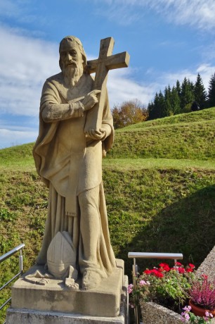 Socha sv. Metoděje před schodištěm chrámu