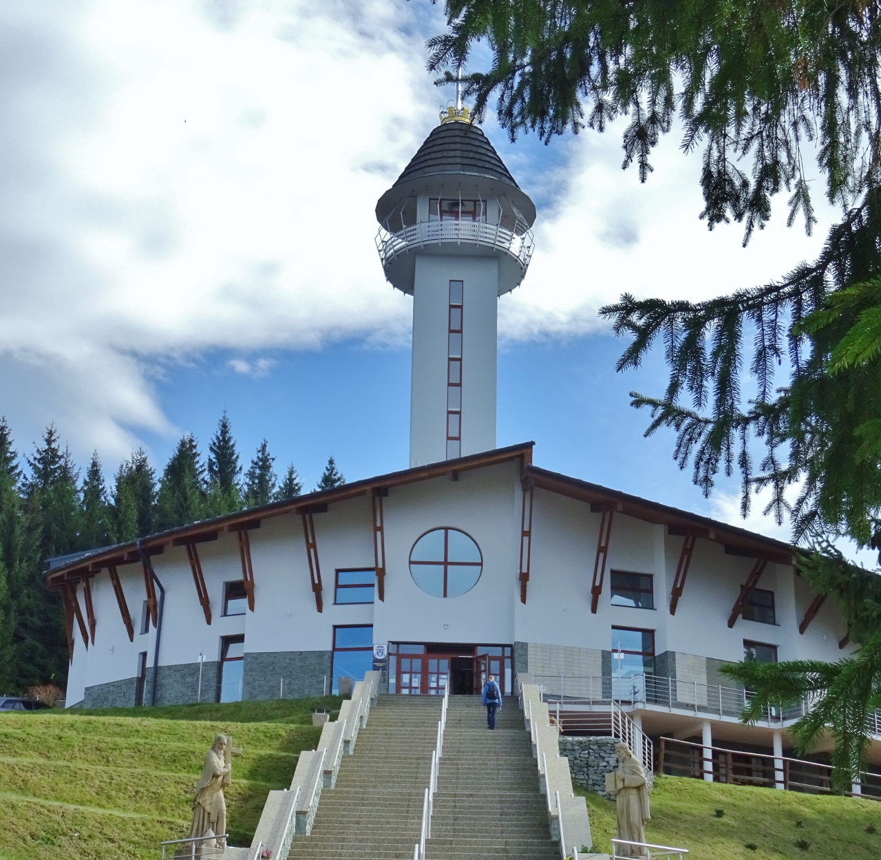 Hlavní schodiště k poutnímu kostelu v Korni